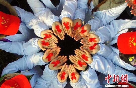 百名大学生摆巨型“红丝带”呼吁消除艾滋病歧视(图4)